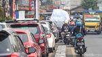 Aksi Pengendara Sepeda Motor Lawan Arah di Cinangka Depok