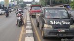 Aksi Pengendara Sepeda Motor Lawan Arah di Cinangka Depok