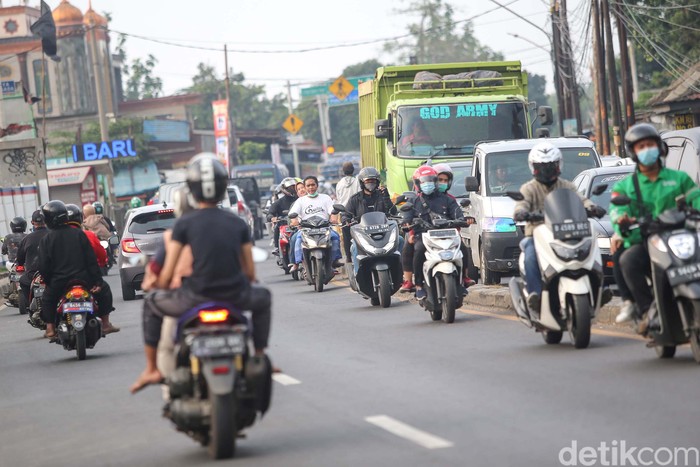 Meski berbahaya,  para pengguna sepeda motor berkendara melawan arah di Cinangka, Jalan Raya Parung, Depok, Jawa Barat, Sabtu (4/9/2021). Aksi nekat ini dilakukan karena macetnya jalanan.