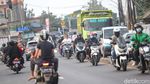 Aksi Pengendara Sepeda Motor Lawan Arah di Cinangka Depok