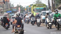 Kemacetan dikawasan tersebut mencapai 1-2 kilometer.