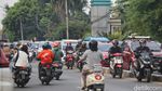 Aksi Pengendara Sepeda Motor Lawan Arah di Cinangka Depok