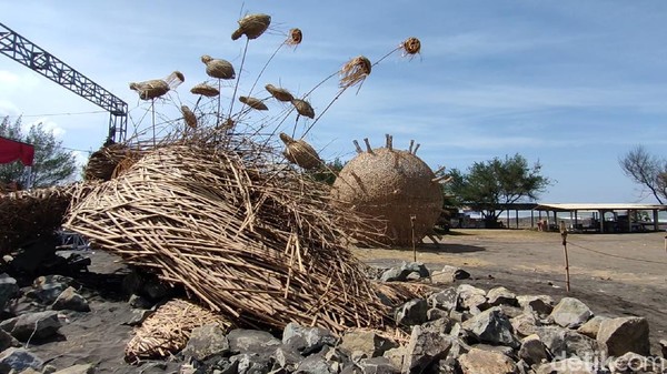 Lima karya seni instalasi itu meliputi replika penyu raksasa berbahan bambu yang ditempatkan di Pantai Trisik. Ada juga replika virus Corona di Alun-alun Wates. (Jalu Rahman Dewantara/detikTravel) Lima karya seni instalasi itu meliputi replika penyu raksasa berbahan bambu yang ditempatkan di Pantai Trisik. Ada juga replika virus Corona di Alun-alun Wates. (Jalu Rahman Dewantara/detikTravel)