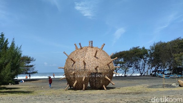 Karya seni lainnya yaitu Galur; Patung Tari Lengger di Kebun Teh Nglinggo, Samigaluh; Patung Hyang Betara Guru di Gunung Kendil, Samigaluh; Replika Bunga Kecubung di Bukit Cubung, Lendah. (Jalu Rahman Dewantara/detikTravel) Karya seni lainnya yaitu Galur; Patung Tari Lengger di Kebun Teh Nglinggo, Samigaluh; Patung Hyang Betara Guru di Gunung Kendil, Samigaluh; Replika Bunga Kecubung di Bukit Cubung, Lendah. (Jalu Rahman Dewantara/detikTravel)