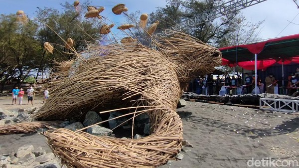 Proses pengerjaan karya memakan waktu sekitar satu bulan. Karya itu memiliki panjang 10 meter dan lebar sekitar 9 meter. Untuk tingginya berkisar 5 meter. Penyu sendiri dipilih karena Pantai Trisik dikenal sebagai salah satu tempat penangkaran tukik di Kulon Progo. (Jalu Rahman Dewantara/detikTravel) Proses pengerjaan karya memakan waktu sekitar satu bulan. Karya itu memiliki panjang 10 meter dan lebar sekitar 9 meter. Untuk tingginya berkisar 5 meter. Penyu sendiri dipilih karena Pantai Trisik dikenal sebagai salah satu tempat penangkaran tukik di Kulon Progo. (Jalu Rahman Dewantara/detikTravel)