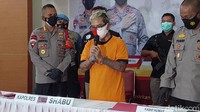 Coki Pardede ditampilkan dengan baju tahanan oranye. Foto: Febriyantino/detikhot