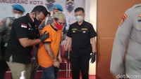 Coki Pardede diborgol lalu digiring kembali ke dalam Polres Metro Tangerang Kota. Foto: Nahda/detikcom