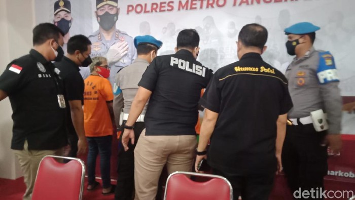 Coki Pardede berbaju tahanan dalam rilis kasus penyalahgunaan narkoba yang digelar Polres Tangerang Kota (Nahda/detikcom)