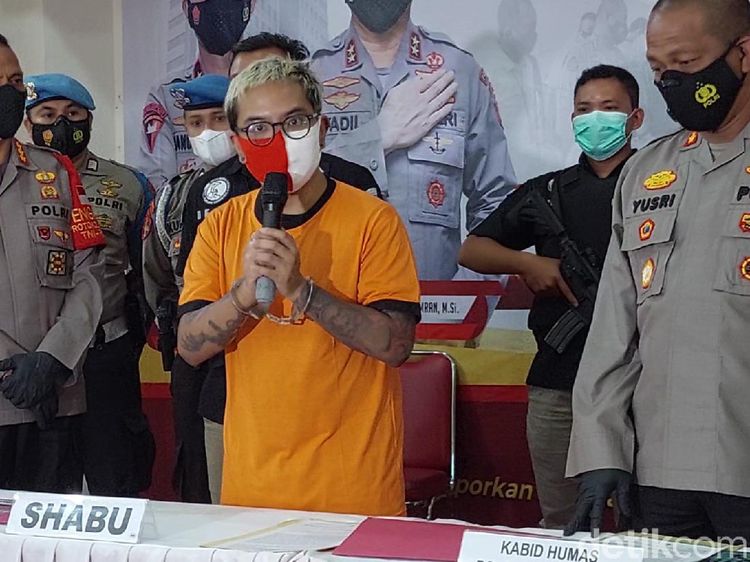 Potret Coki Pardede Berbaju Tahanan dan Diborgol