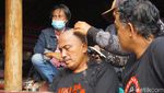 Aksi Cukur Gundul Pasca Bupati Banjarnegara Jadi Tersangka