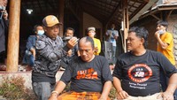 Ada dua orang yang mencukur rambutnya hingga plontos. Yakni Agus Mulyanto (69) dan Nanang (40). Ia mengaku bernazar mencukur rambutnya hingga plontos jika KPK menetapkan Bupati Banjarnegara Budhi Sarwono sebagai tersangka.
