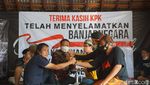 Aksi Cukur Gundul Pasca Bupati Banjarnegara Jadi Tersangka