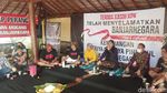 Aksi Cukur Gundul Pasca Bupati Banjarnegara Jadi Tersangka