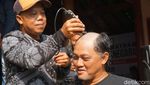 Aksi Cukur Gundul Pasca Bupati Banjarnegara Jadi Tersangka