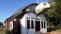 Selanjutnya, dia dan rekan-rekannya mendirikan penangkaran penyu di kawasan Pantai Goa Cemara pada tahun 2010. Dia melestarikan penyu juga untuk meningkatkan hasil tangkapan ikan nelayan. (Pradito Rida Pertana/detikTravel)