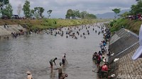 Warga menangkap ikan mengunakan sejumlah peralatan tangkap ikan tradisional.