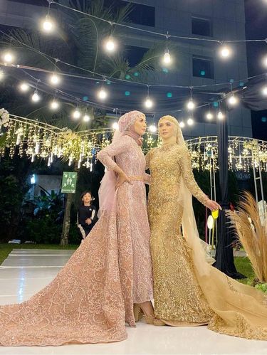 Foto kembar Eva dan Evi.