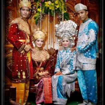 Foto kembar Eva dan Evi saat menikah.