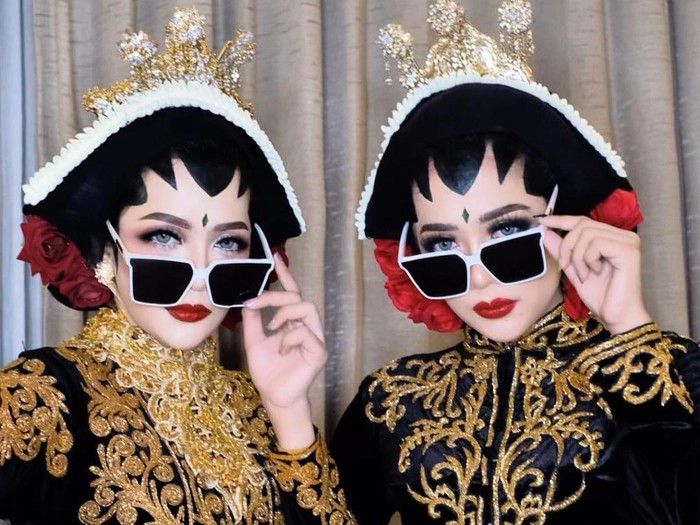 Foto kembar Eva dan Evi. Foto kembar Eva dan Evi.