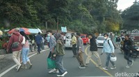 Traveler yang lolos penyekatan ganjil genap di Puncak tidak ditanya soal sertifikat vaksin atau surat antigen dan lain-lainnya. Mereka sudah bebas tanpa ada syarat selain plat nomor yang harus sesuai. (Ahmad Masaul Khori/detikcom)