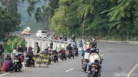 Secara umum, ganjil genap bisa dibilang berhasil menekan kepadatan pengunjung ke Puncak, Bogor. Karena, bahkan kawasan Gunung Mas hingga Masjid AttaAwun yang biasanya dipadati motor di pinggir jalan pun tak terlihat lagi (Ahmad Masaul Khori/detikcom)