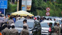 Titik kemacetan yang terjadi selepas salat zuhur atau sekitar pukul 13.00 WIB. Namun, kemacetan ini hanya sebentar saja, bukan total. Tiga tempat tersebut ialah Pos penyekatan di Simpang Gadog, Kawasan Megamendung dan Pasar Cisarua. (Ahmad Masaul Khori/detikcom)