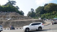 Memang masih ada beberapa kendaraan bernomor plat ganjil yang melintas pada hari ini. Namun, jumlahnya tak seberapa. (Ahmad Masaul Khori/detikcom)