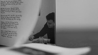 Saat menulis lagunya, Tulus kerap kali menyediakan kopi sebagai temannya. Membantu fokus dan mengatasi haus, kopi selalu ada setiap Tulus merancang karyanya. Foto: Instagram/tulusm
