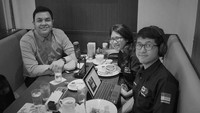 Sebagai sosok penyanyi yang berhasil, Tulus juga seringkali membagikan tips suksesnya dan menghibur para mahasiswa. Salah satunya saat ia melakukan wawancara oleh Radio Perhimpunan Pelajar Indonesia Dunia yang berlokasi di Tokyo, Jepang. Foto: Instagram/tulusm
