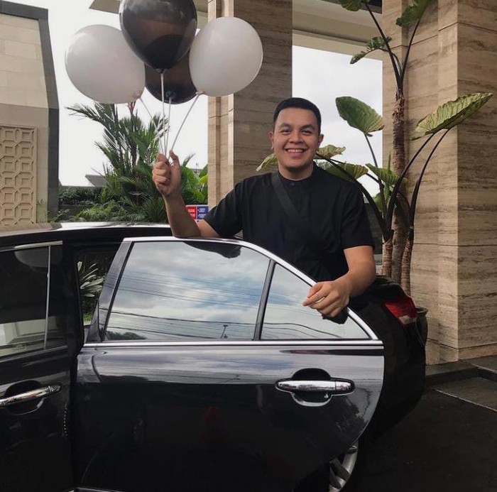 Galeri Foto Tulus Tulus Akan Gelar Konser Virtual, Ini Momennya Saat Kulineran dan Ngopi