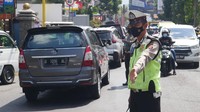 Sementara kendaraan dari arah Subang yang menuju ke Lembang sendiri sudah disekat oleh Jajaran Polres Subang. Sehingga Polres Cimahi fokus pada pelaksanaan ganjil genap di wilayah Lembang.