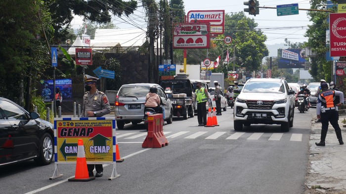 Ganjil Genap di Lembang Bandung Petugas Satlantas Polres Cimahi berjaga di kawasan gage tepatnya di Simpang Beatrix serta Simpang Grand Hotel, Sabtu (4/9/2021). Penerapan gage selama dua hari kedepan, Sabtu serta Minggu, sejak pagi hingga sore hari.