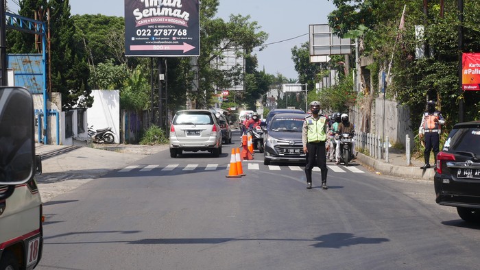 Ganjil Genap di Lembang Bandung Petugas Satlantas Polres Cimahi berjaga di kawasan gage tepatnya di Simpang Beatrix serta Simpang Grand Hotel, Sabtu (4/9/2021). Penerapan gage selama dua hari kedepan, Sabtu serta Minggu, sejak pagi hingga sore hari.