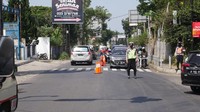 Petugas Satlantas Polres Cimahi berjaga di pintu masuk gage tepatnya di Simpang Beatrix serta Simpang Grand Hotel, Sabtu (4/9/2021). Penerapan gage selama dua hari ke depan, Sabtu serta Minggu, sejak pagi hingga sore hari.