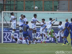 Tendangan bebas yang membuat deg-degan.