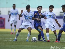 Saling sikut di antara pemain.