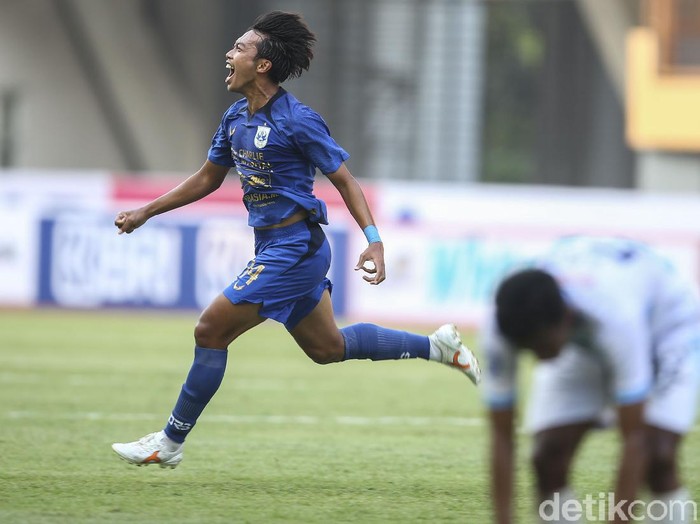 Pemain PSIS Riyan Ardiansyah melakukan selebrasi usai membobol gawang Persela di Stadion Wibawa Mukti, Cikarang, Sabtu (4/9/2021). Gol di perpanjangan waktu membawa PSIS pulang dengan tiga poin.