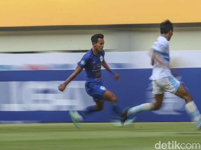 Pemain PSIS Riyan Ardiansyah melakukan selebrasi usai membobol gawang Persela di Stadion Wibawa Mukti, Cikarang, Sabtu (4/9/2021). Gol di perpanjangan waktu membawa PSIS pulang dengan tiga poin.