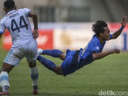 Begitu juga dengan Persela yang juga merespons dengan menurunkan tiga pemain dari bangku cadangan pada 10 menit akhir laga. Tapi, pergantian pemain PSIS yang lebih jitu.