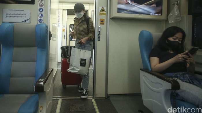 Hari Pelanggan Nasional Bertepatan dengan Hari Pelanggan Nasional 2021, PT KAI Daop 1 Jakarta membagikan souvenir kepada penumpang di Stasiun Gambir, Jakarta, Sabtu (4/9/2021).