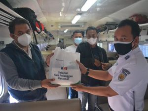 Hari Pelanggan Nasional, KAI Daop 1  Bagi Suvenir hingga Minuman Gratis