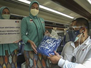 Hari Pelanggan Nasional, PT KAI Bagikan Souvenir