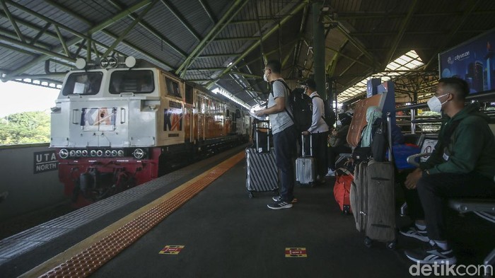 Bertepatan dengan Hari Pelanggan Nasional 2021, PT KAI Daop 1 Jakarta membagikan souvenir kepada penumpang di Stasiun Gambir, Jakarta, Sabtu (4/9/2021).