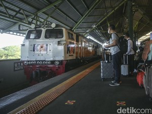 Saat Kereta Tak Bisa Berhenti Meski Ada Pandemi