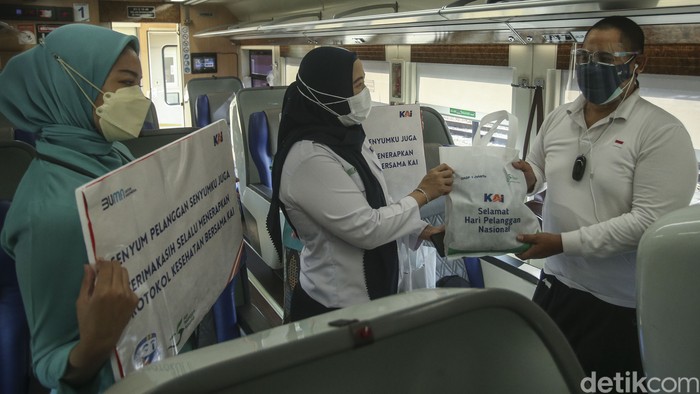 Bertepatan dengan Hari Pelanggan Nasional 2021, PT KAI Daop 1 Jakarta membagikan souvenir kepada penumpang di Stasiun Gambir, Jakarta, Sabtu (4/9/2021).