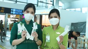 Awak Kabin Citilink Senyum dengan Seragam Baru
