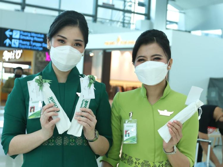 Awak Kabin Citilink Senyum dengan Seragam Baru