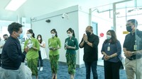 Awak kabin menyambut penumpang dengan seragam baru. Pada pinggiran kain seragam terdapat motif ragam hias dari tenun Sumba karya anak bangsa yang memiliki makna kelembutan, keseragaman dan harapan. Motif-motif tersebut dipadukan menjadi sebuah larya dalam desain yang utuh.