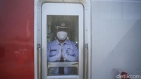 Bertepatan dengan Hari Pelanggan Nasional 2021, PT KAI Daop 1 Jakarta memberikan salam penghormatan khusus dan membagikan ratusan souvenir serta minuman gratis.