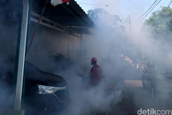 Petugas fogging nyamuk demam berdarah melakukan pengasapan di perumahan Villa Andalusia 2, Jatiasih, Bekasi, Sabtu (4/9). Warga swasembada menyewa jasa fogging untuk menghindari penyakit demam berdarah.